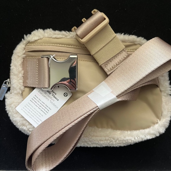 Lululemon Everywhere Fleece Belt Bag. Ivory/Cream. NWT - Picture 6 of 8